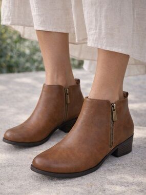 Sonoma Brown Faux Leather Ankle Boots Women’s Size 6.5 – NWT With box